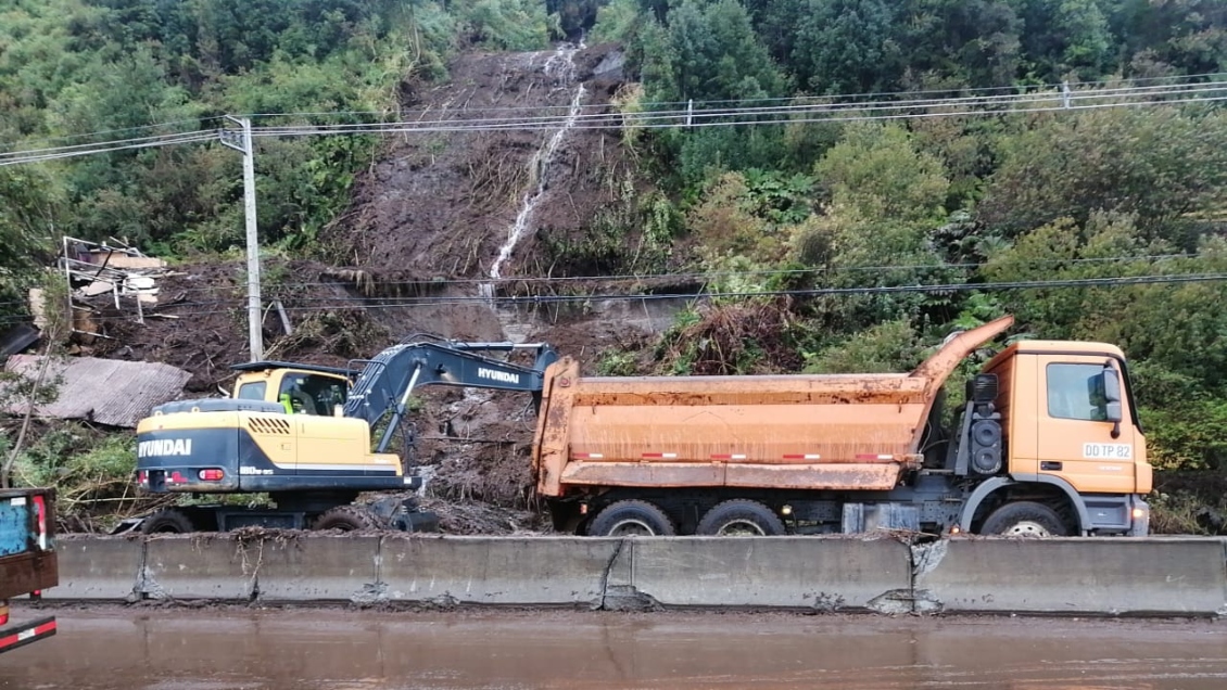 Puerto Montt: 63 familias fueron desalojadas desde una ladera con riesgo de derrumbe