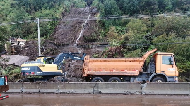 Puerto Montt: 63 familias fueron desalojadas desde una ladera con riesgo de derrumbe