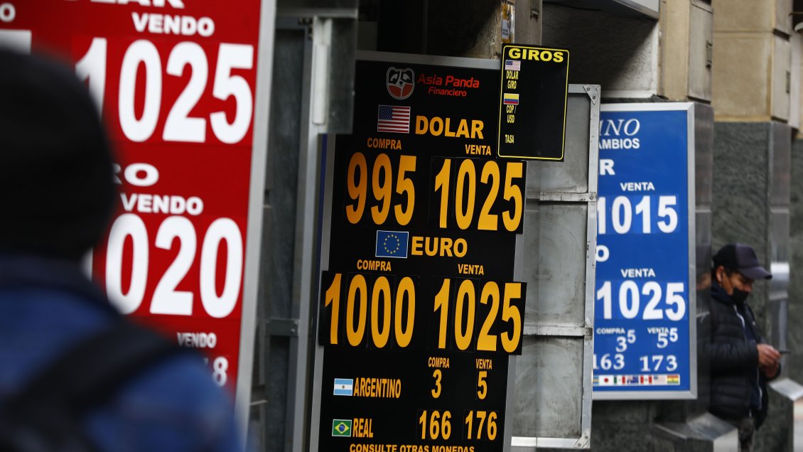 Otra jornada histórica para el dólar: Llegó a los 1.033 pesos