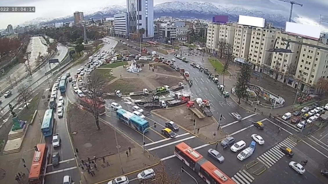 Unas 50 grúas se instalaron en Plaza Baquedano para protestar contra el alza de combustibles