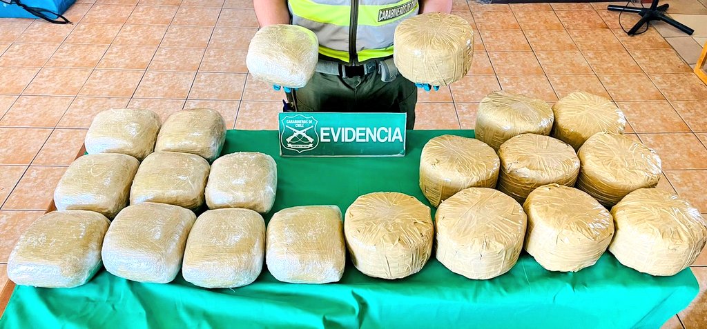 Detienen a dos sujetos imputados por portar droga en plena pampa de Tarapacá