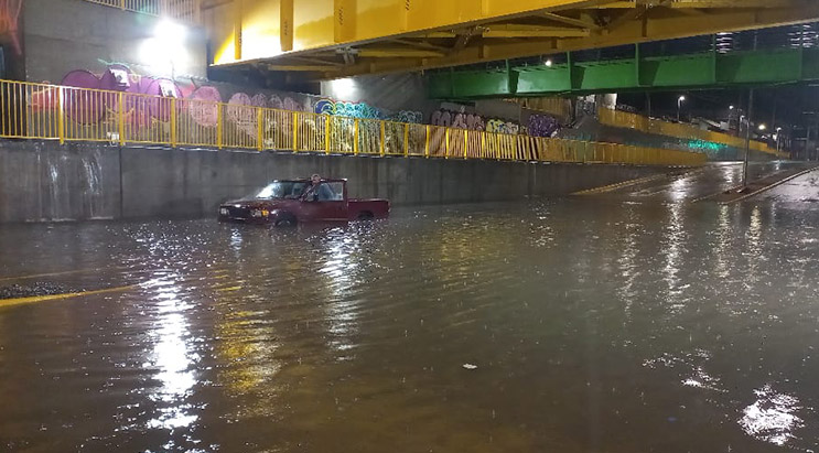 Obstrucción de alcantarillado habría causado inundación de nuevo paso bajo nivel en Curicó