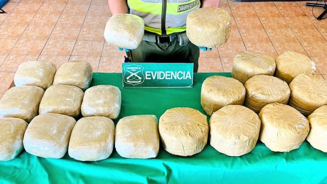 Detienen a dos sujetos imputados por portar droga en plena pampa de Tarapacá