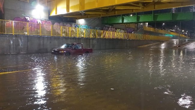 Obstrucción de alcantarillado habría causado inundación de nuevo paso bajo nivel en Curicó