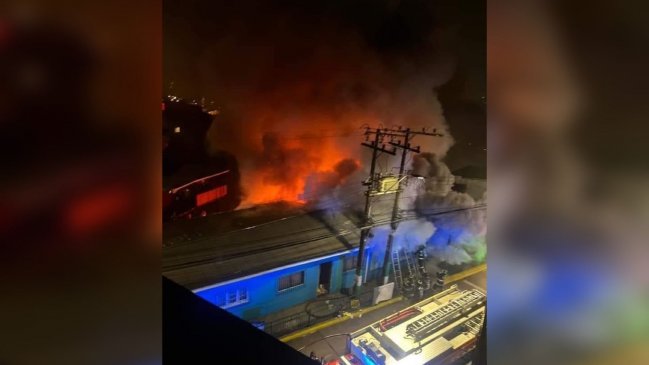 Incendio destruyó cinco casas en el cerro Toro de Valparaíso: 18 personas resultaron damnificadas