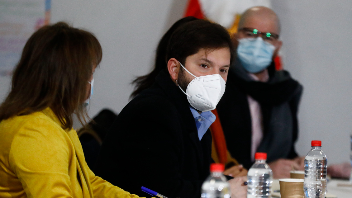 El Gobierno sale de La Moneda: Comité político sesionó en un colegio de Renca