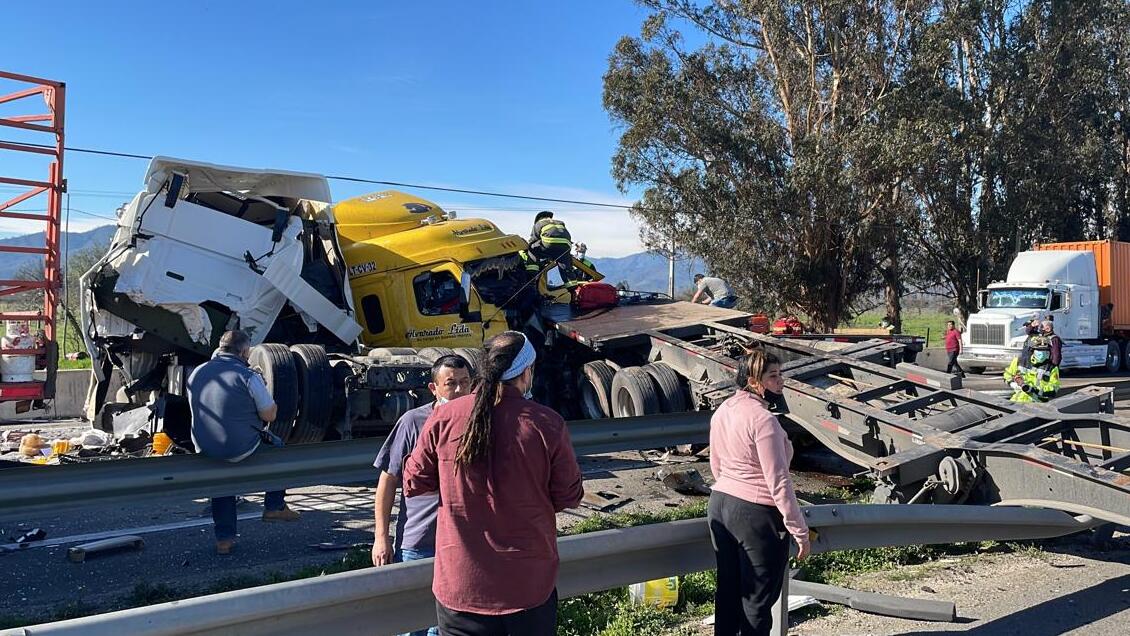 Accidente dejó dos camioneros lesionados en Casablanca y un corte de tránsito en la Ruta 68