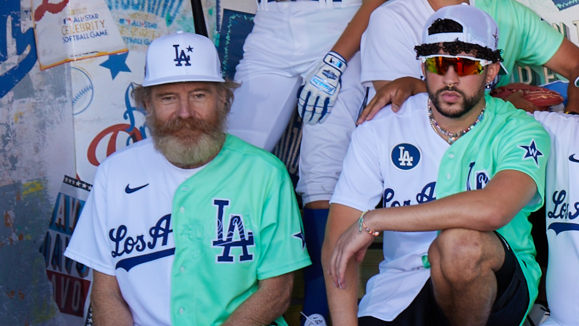 Grandes Ligas: Bryan Cranston y Bad Bunny compartieron en partido de béisbol