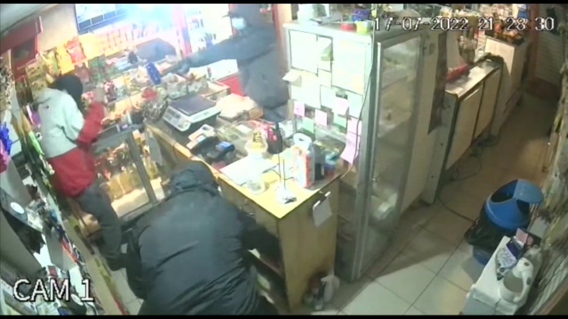 Delincuentes huyeron con 350 mil pesos tras realizar violento asalto a minimarket de Coyhaique