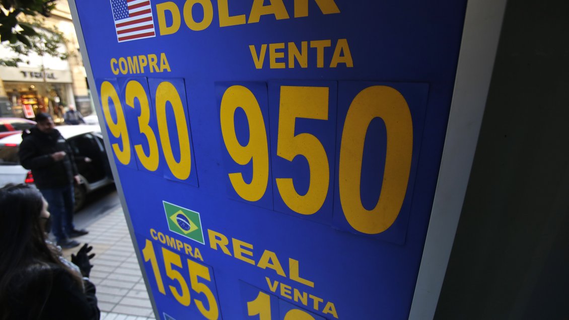 Dólar continúa a la baja tras intervención del Banco Central