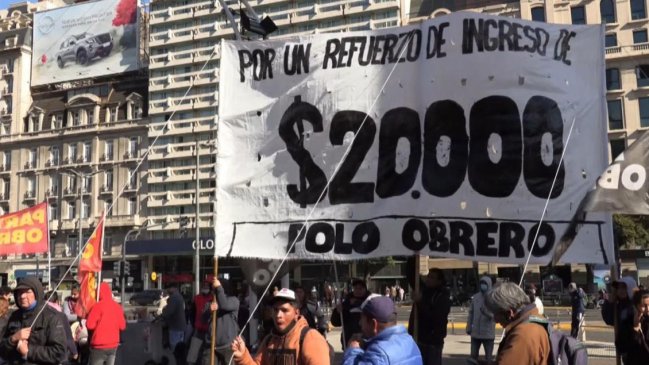  Movimientos sociales marchan en Argentina por un salario básico universal  