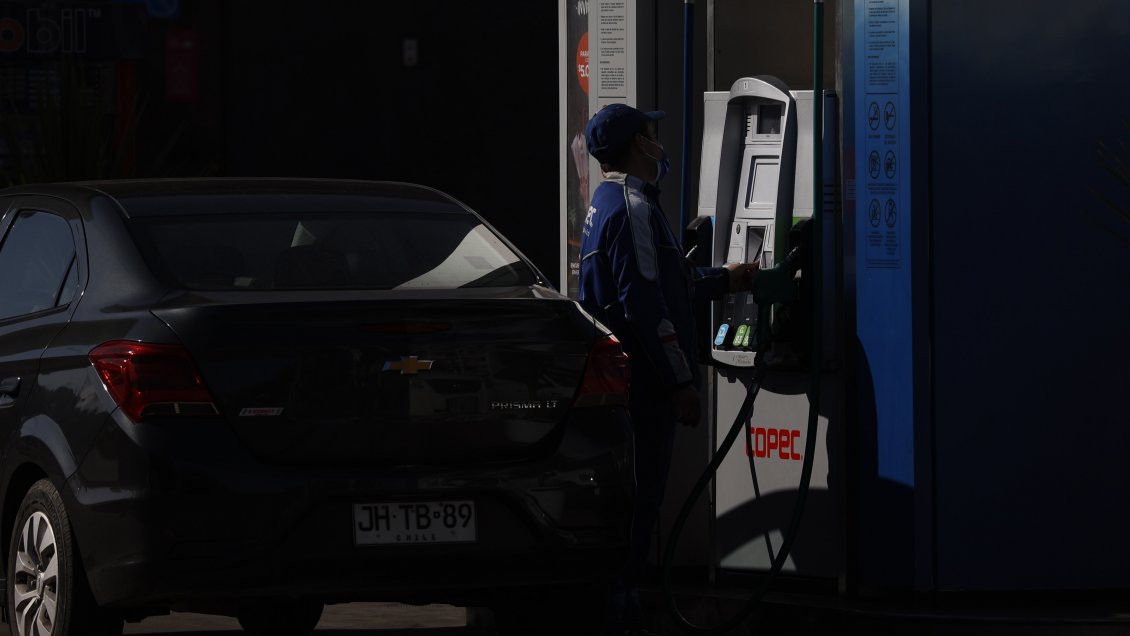 Otra vez al alza: Bencinas subirán 13 pesos por litro este jueves