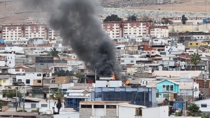  Incendio deja tres casas afectadas y 35 damnificados en Iquique  