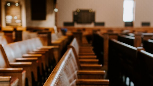 Pareja fue sorprendida teniendo sexo en tribunales: Los pillaron y siguieron