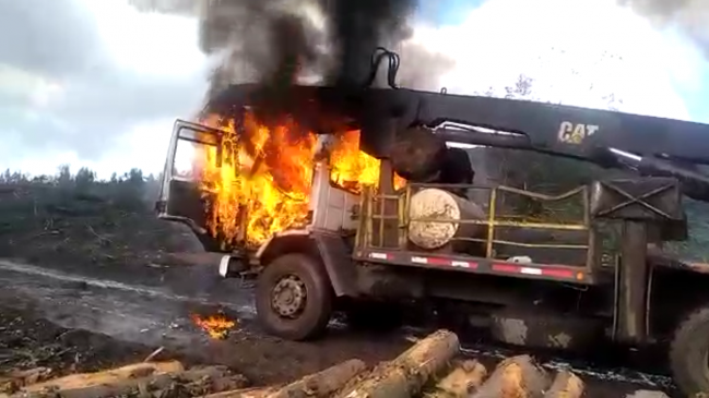  Ataque incendiario deja máquinas y camiones destruidos en Lautaro  