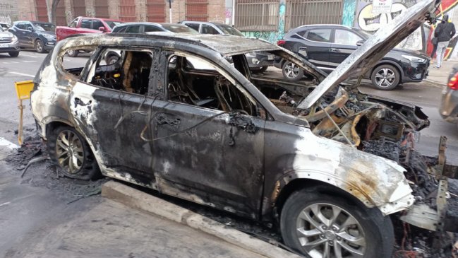 Motociclista incendió un auto estacionado en el Barrio Yungay