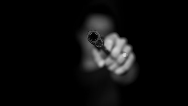 Hombre le disparó a una mujer, pero la bala rebotó en su dirección y murió