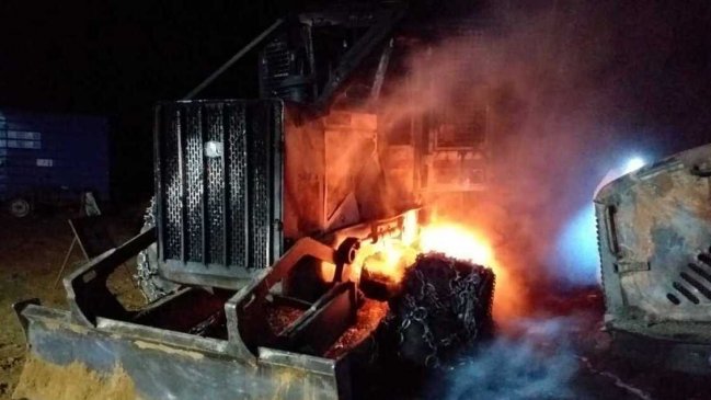 Ataque incendiario dejó dos máquinas destruidas en fundo en Victoria  