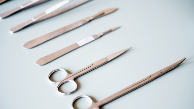 Hombre se realizó una rinoplastia casera con un tutorial de Youtube y fue internado en urgencias