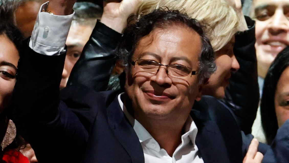 Colombia recibe al primer gobierno izquierdista en su historia, con la promesa de alcanzar la paz