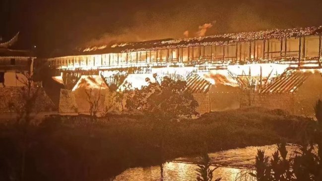  Incendio destruyó el puente de madera más largo de China: Fue construido hace 900 años  