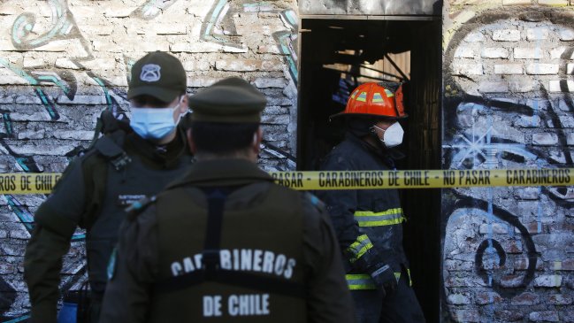  Incendio dejó un muerto en Santiago: Fallecido es acusado de intentar quemar a su pareja  