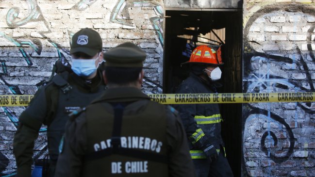 Incendio dejó un muerto en Santiago: Fallecido es acusado de intentar quemar a su pareja