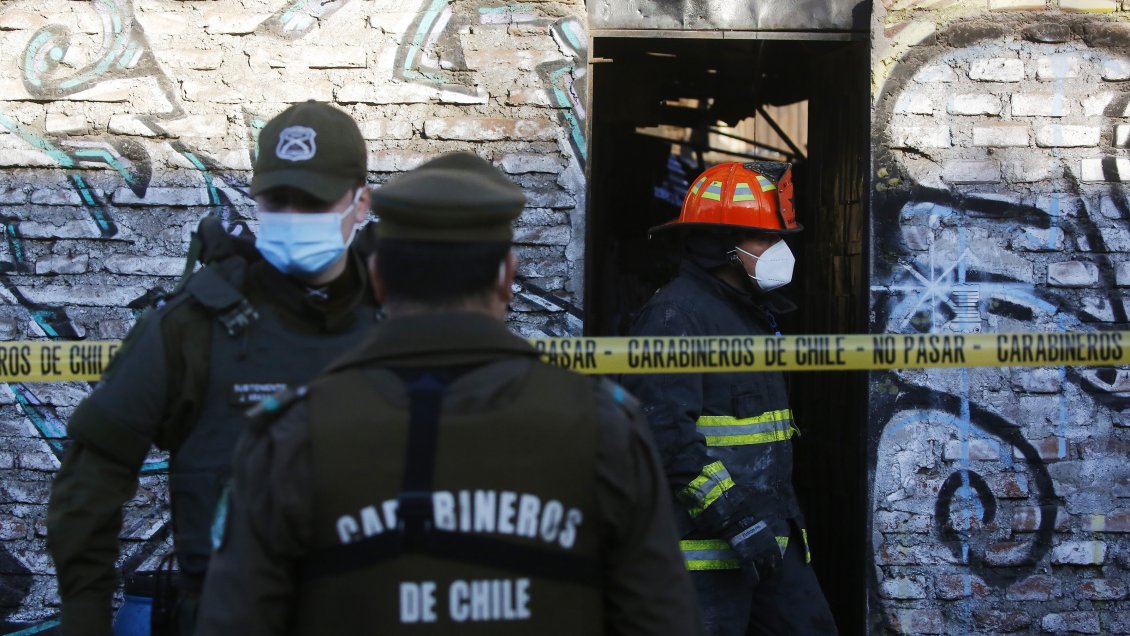 Incendio dejó un muerto en Santiago: Fallecido es acusado de intentar quemar a su pareja