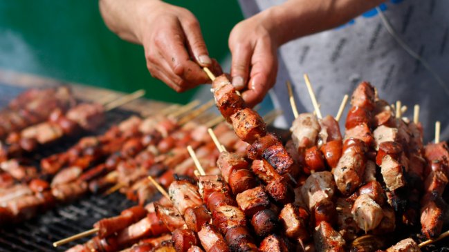 Anticuchos a $8.000: Fonderos advierten fuerte alza de precios en Fiestas Patrias por la inflación