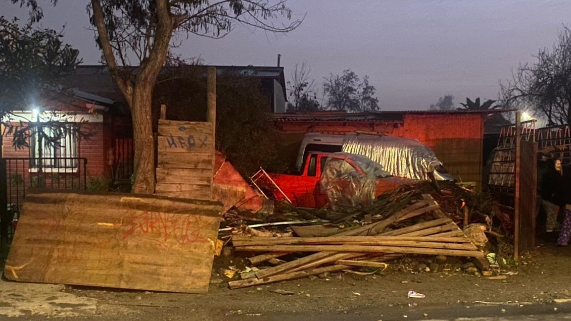 Sujeto robó una micro, la condujo un par de cuadras y terminó chocando con dos viviendas en Maipú