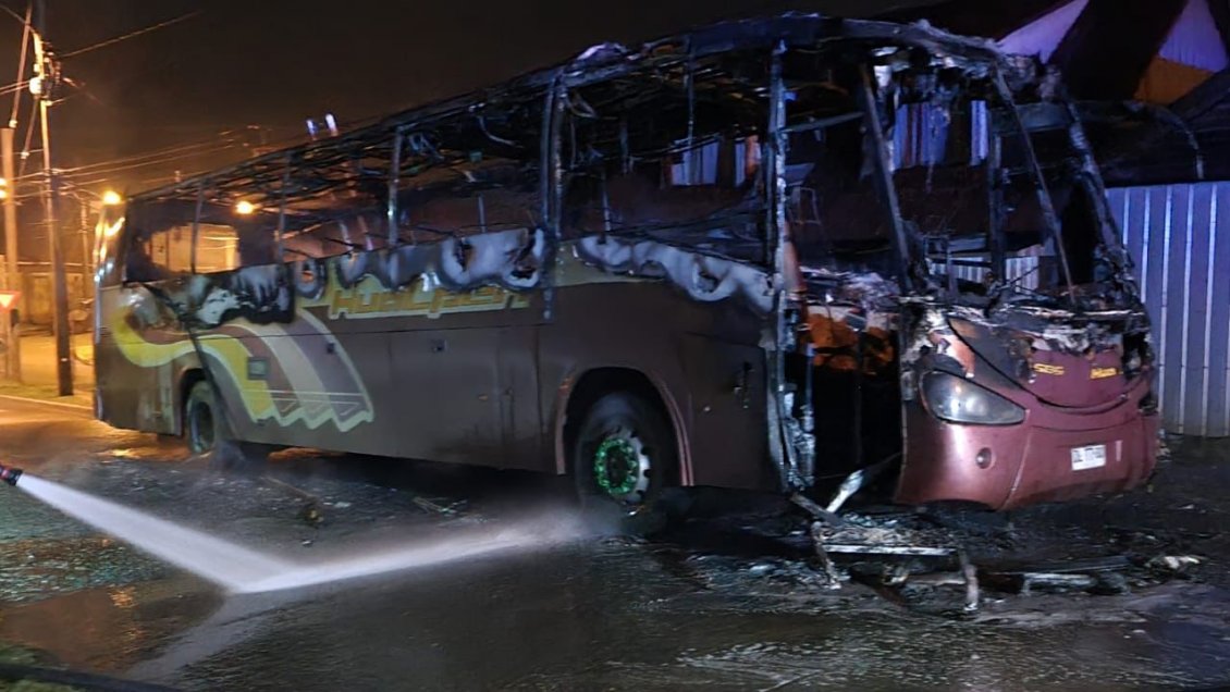 Encapuchados incendiaron dos buses en el sector urbano de Cañete