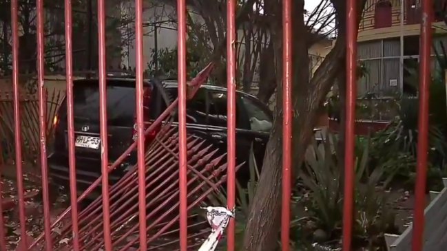 Vehículo chocó con colegio de Ñuñoa durante la madrugada