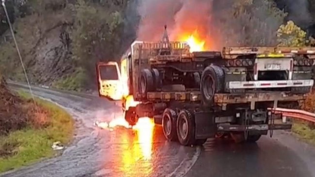  Encapuchados quemaron y balearon tres camiones en Cunco  