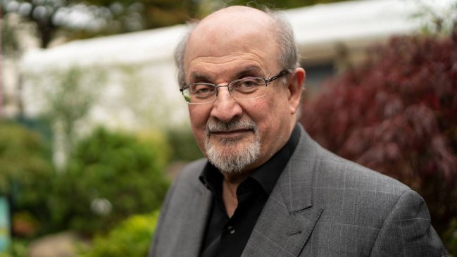   El escritor Salman Rushdie fue atacado sobre el escenario durante un acto 