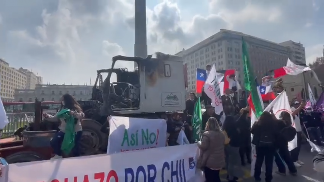  Manifestantes del Rechazo bloquean el tránsito con camión quemado frente a La Moneda  