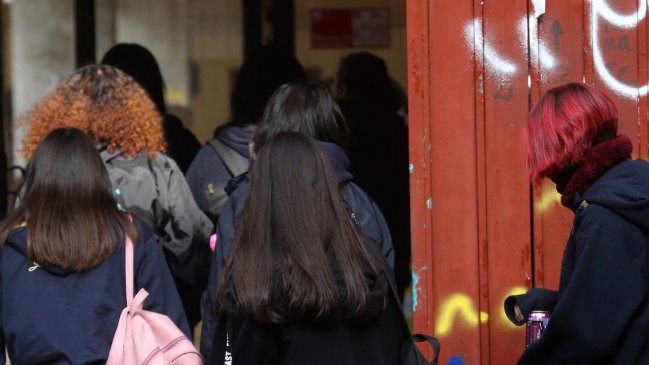  Violencia escolar en Iquique: alumna fue suspendida por lesionar a compañera  