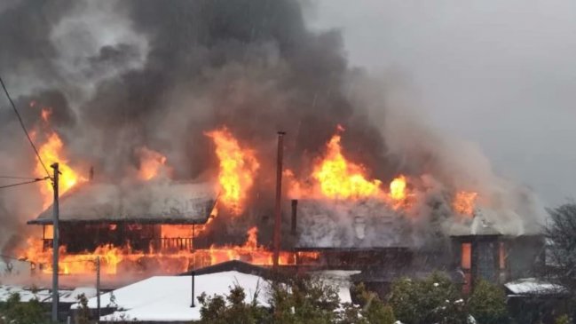  Incendio destruyó por completo un hotel ubicado en la Reserva Biológica Huilo Huilo  