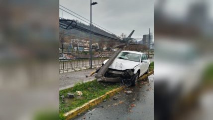   Providencia: Vehículo quedó abandonado tras impactar contra un poste 
