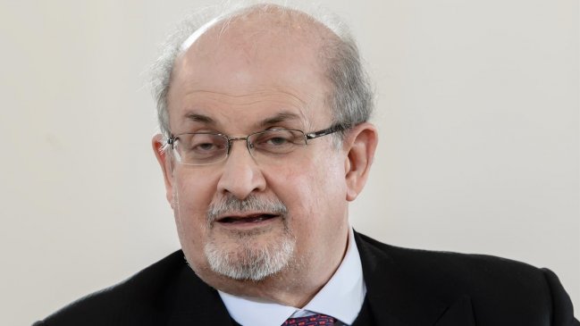  Irán culpó a Salman Rushdie del ataque que sufrió  