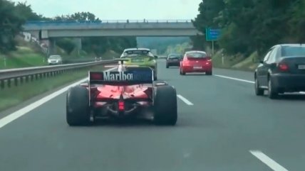   Captan un auto de Fórmula 2 transitando por carretera en República Checa 