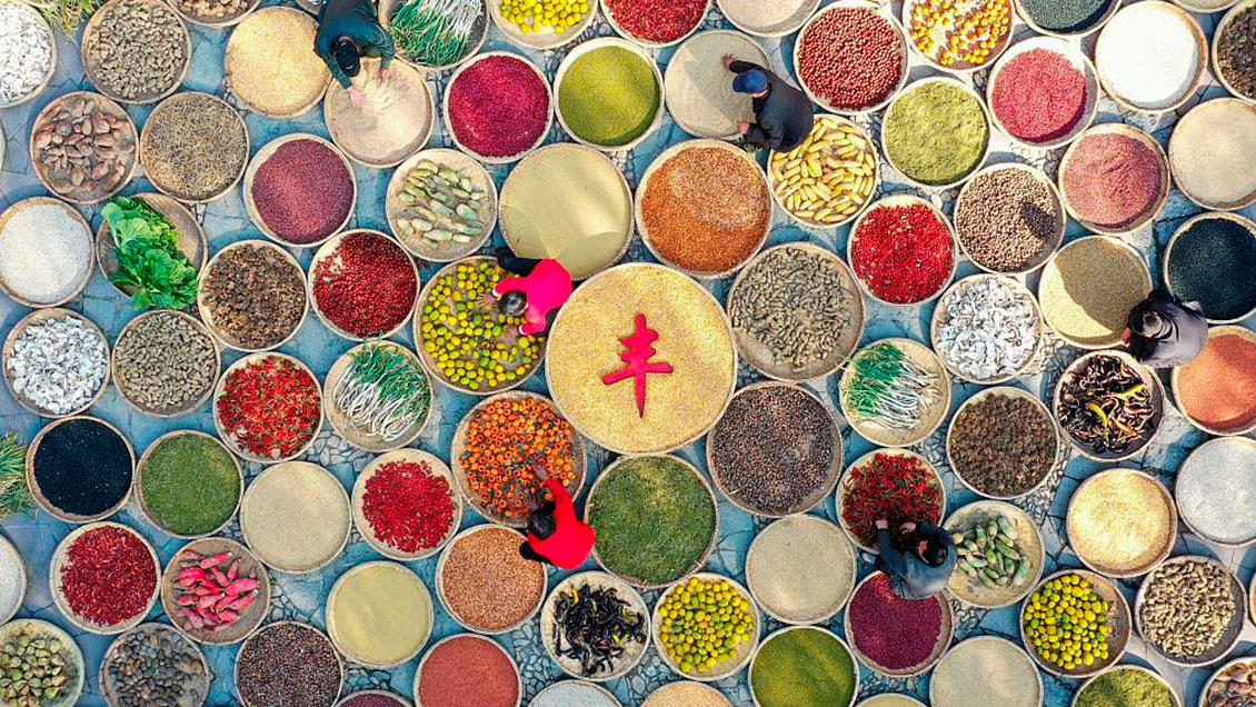 Tradición de Otoño: En China, los techos de los campos se tiñen de rojo y dorado