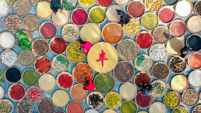 Tradición de Otoño: En China, los techos de los campos se tiñen de rojo y dorado