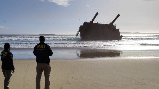   Estanques de hidrocarburos siguen en el mar tras colapso de plataforma en costa de Los Vilos 