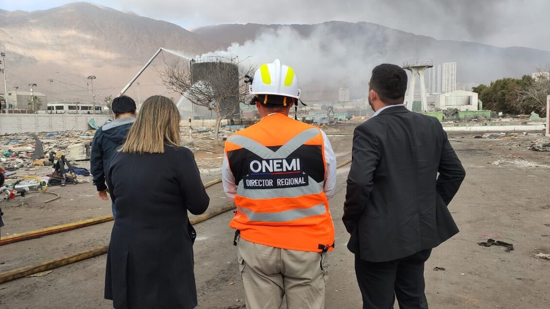 Evacuan Zona Franca de Iquique por incendio en una planta abandonada