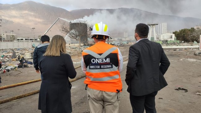 Evacuan Zona Franca de Iquique por incendio en una planta abandonada