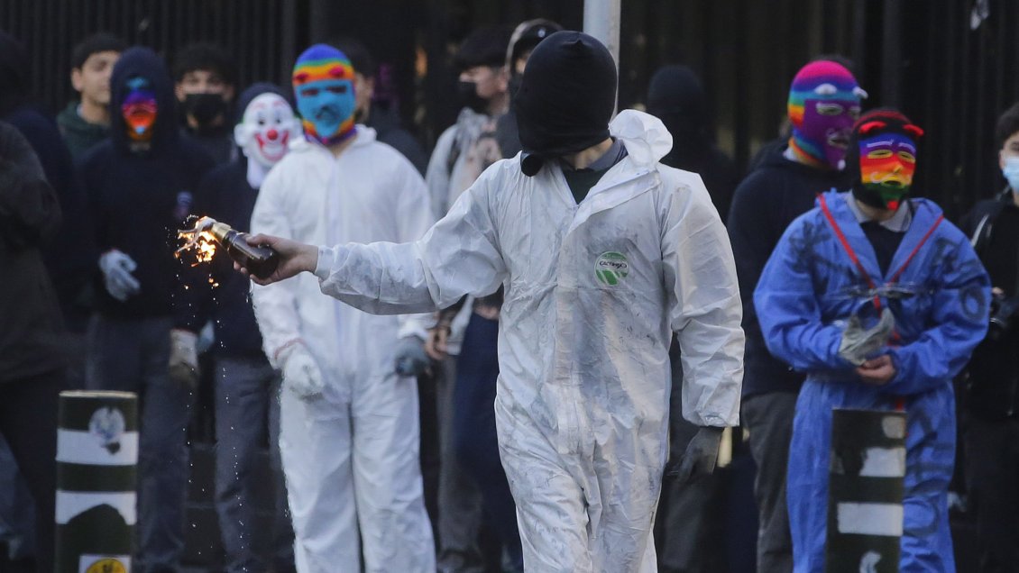 Bombas molotov y barricadas: Nueva jornada de protestas en el Instituto Nacional y Liceo Aplicación