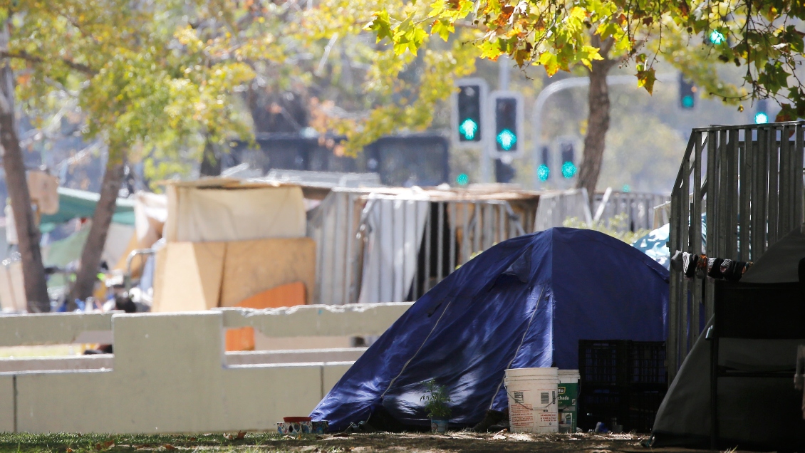 Más de 80 personas que habitaban en el bandejón central de la Alameda fueron reubicadas