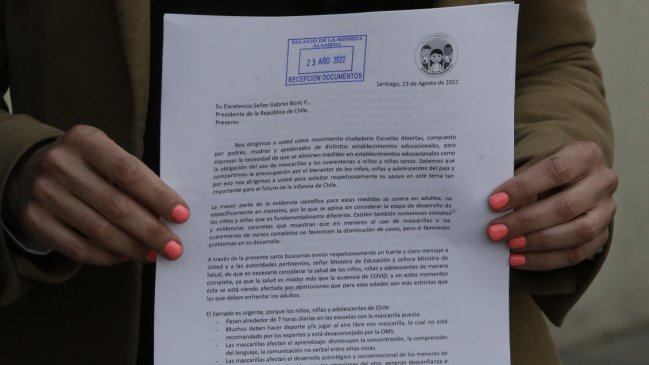 Movimiento Escuelas Abiertas entregó carta al Presidente Boric para deponer el uso de mascarillas en colegios