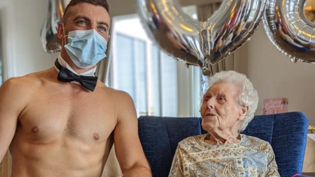 Anciana celebra su cumpleaños número 106 con un stripper y se vuelve viral