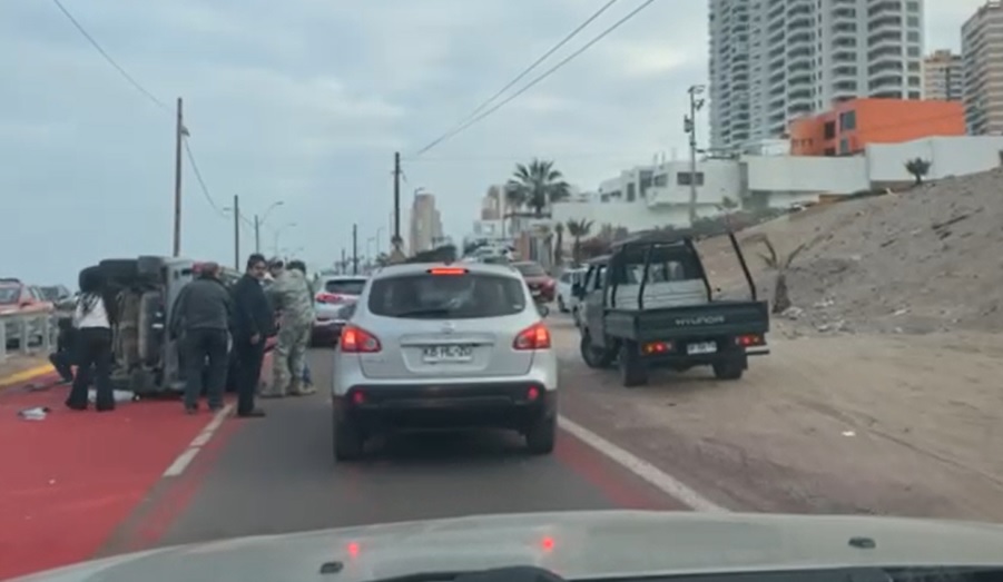 [Video] Dos lesionados dejó volcamiento de un auto en el sector sur de ...